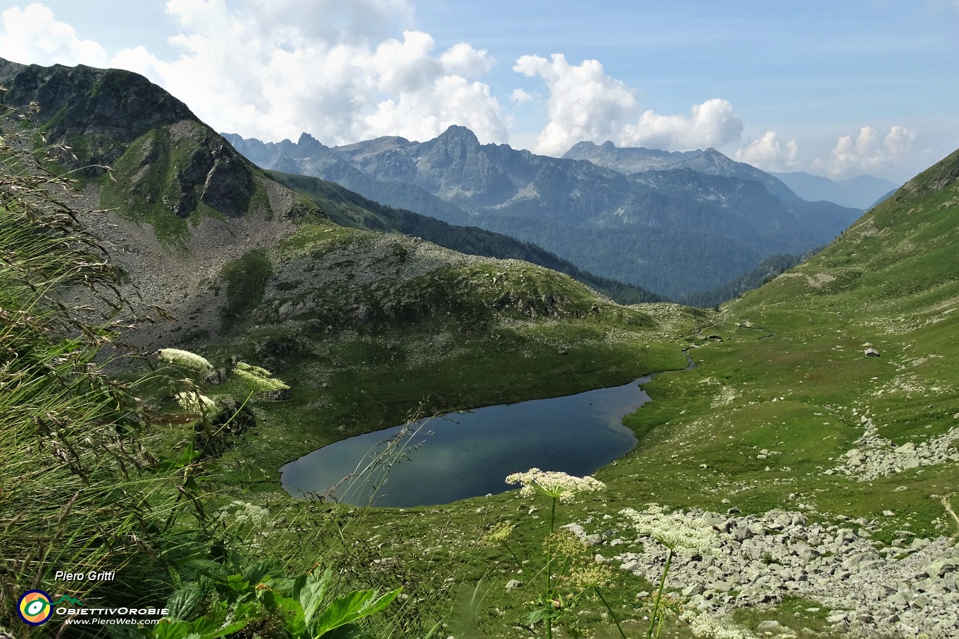 34 Lago di Val Sambuzza (2085 m)  dall'alto con vista verso i monti dei Laghi Gemelli.JPG